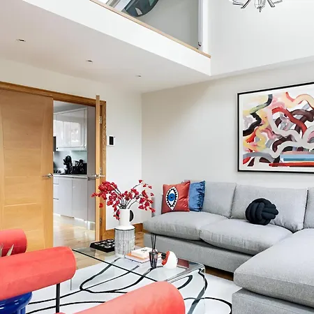 Vibrant Urban Escape, Family Friendly - Sleeps 8! *