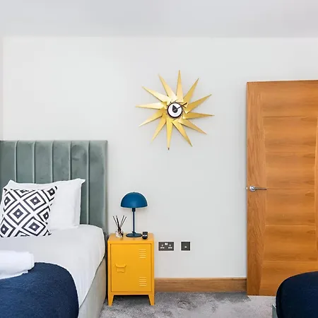 Vibrant Urban Escape, Family Friendly - Sleeps 8! London