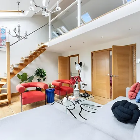 Vibrant Urban Escape, Family Friendly - Sleeps 8! Apartment London