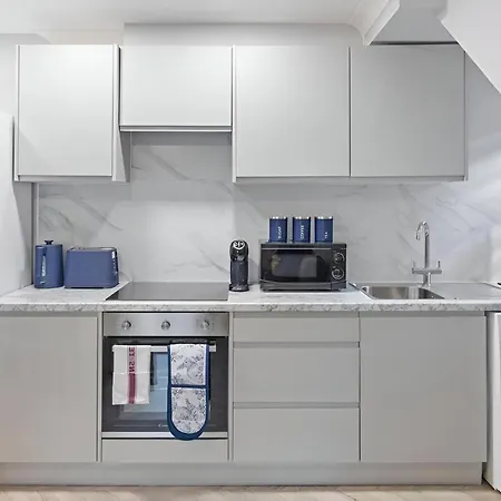 Sophistication Chic 3-br For Modern Living Apartment