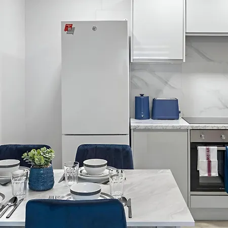 Sophistication Chic 3-br For Modern Living Apartment *
