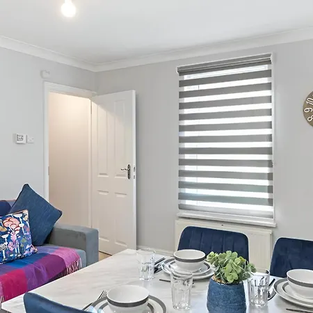 Sophistication Chic 3-br For Modern Living Apartment London