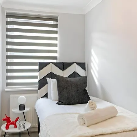 Sophistication Chic 3-br For Modern Living Apartment *