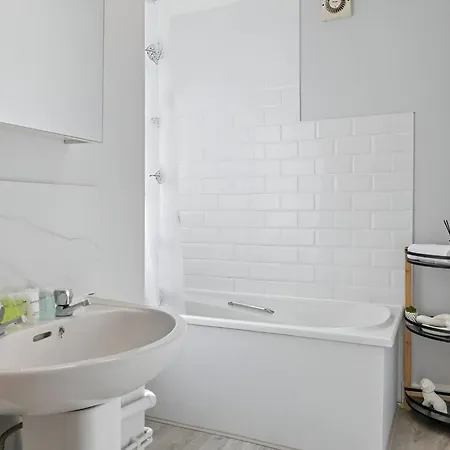 Sophistication Chic 3-br For Modern Living Apartment *