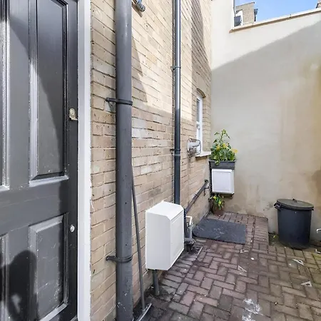 Sophistication Chic 3-br For Modern Living Apartment London