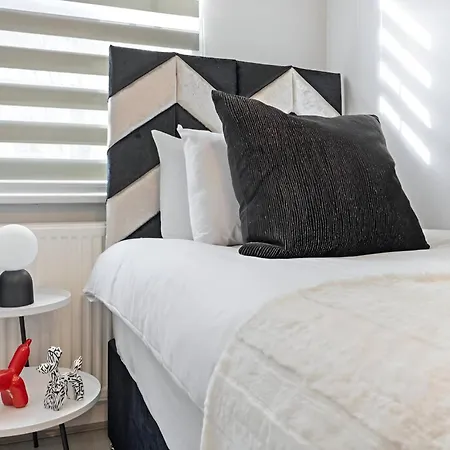 Sophistication Chic 3-br For Modern Living Apartment
