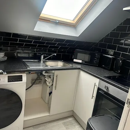 Letzi Private En-suite, Near Heathrow Airport T3