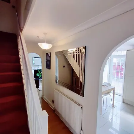 Spacious 3 Bedroom Whitechapel - 9 Mins From Tower Bridge With Free Parking & Garden Holiday home *