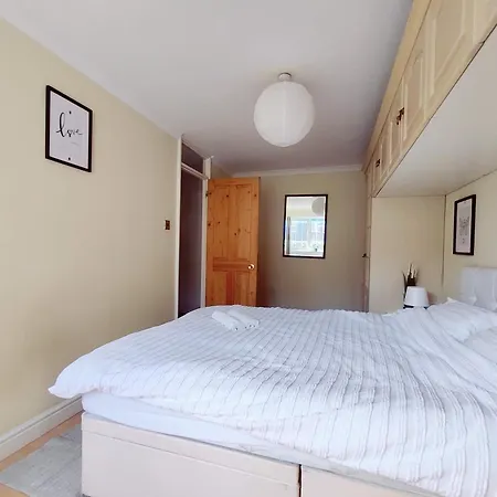 Spacious 3 Bedroom Whitechapel - 9 Mins From Tower Bridge With Free Parking & Garden London
