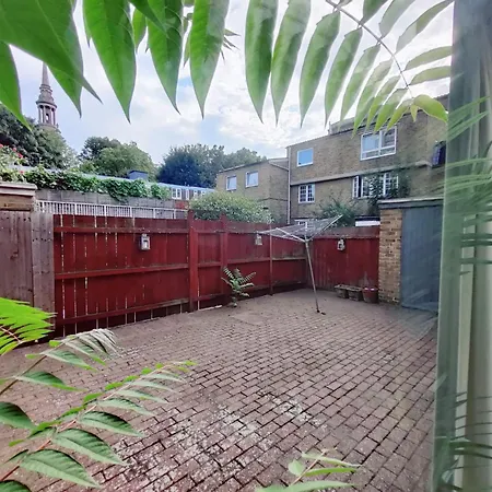 Spacious 3 Bedroom Whitechapel - 9 Mins From Tower Bridge With Free Parking & Garden Holiday home *