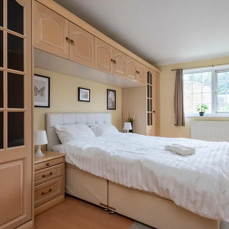 Spacious 3 Bedroom Whitechapel - 9 Mins From Tower Bridge With Free Parking & Garden