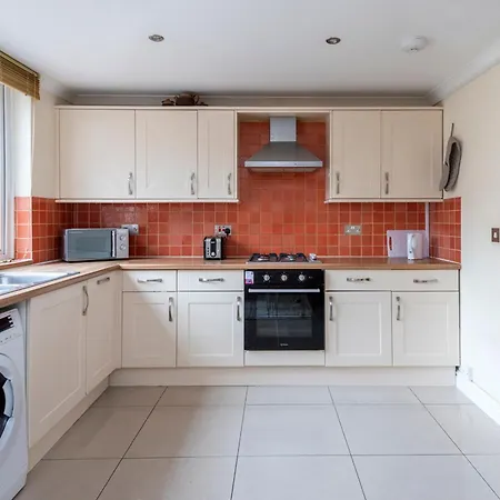 Spacious 3 Bedroom Whitechapel - 9 Mins From Tower Bridge With Free Parking & Garden Holiday home *