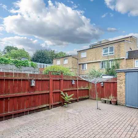 Spacious 3 Bedroom Whitechapel - 9 Mins From Tower Bridge With Free Parking & Garden Holiday home London