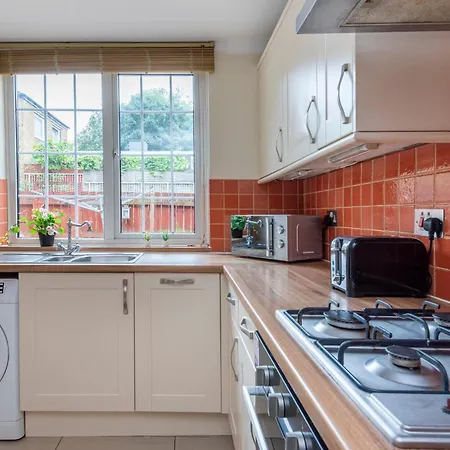 Spacious 3 Bedroom Whitechapel - 9 Mins From Tower Bridge With Free Parking & Garden *