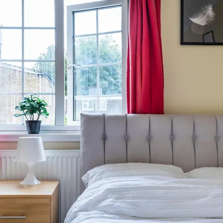 Spacious 3 Bedroom Whitechapel - 9 Mins From Tower Bridge With Free Parking & Garden London