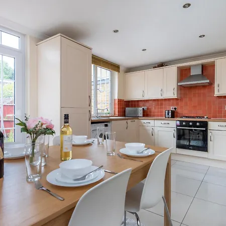 Spacious 3 Bedroom Whitechapel - 9 Mins From Tower Bridge With Free Parking & Garden * London