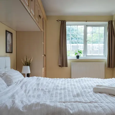 Spacious 3 Bedroom Whitechapel - 9 Mins From Tower Bridge With Free Parking & Garden