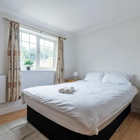Spacious 3 Bedroom Whitechapel - 9 Mins From Tower Bridge With Free Parking & Garden Holiday home