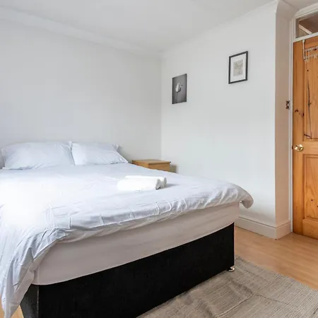 Spacious 3 Bedroom Whitechapel - 9 Mins From Tower Bridge With Free Parking & Garden Holiday home London