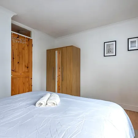 Spacious 3 Bedroom Whitechapel - 9 Mins From Tower Bridge With Free Parking & Garden Holiday home