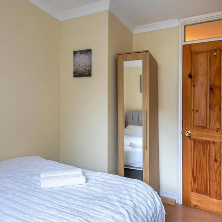 Spacious 3 Bedroom Whitechapel - 9 Mins From Tower Bridge With Free Parking & Garden Holiday home *