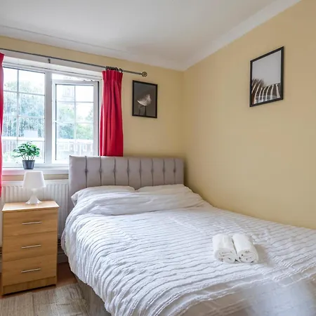Holiday home Spacious 3 Bedroom Whitechapel - 9 Mins From Tower Bridge With Free Parking & Garden London