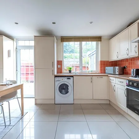 Spacious 3 Bedroom Whitechapel - 9 Mins From Tower Bridge With Free Parking & Garden *