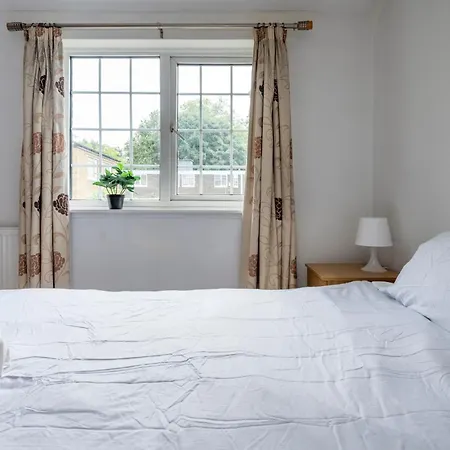Spacious 3 Bedroom Whitechapel - 9 Mins From Tower Bridge With Free Parking & Garden Holiday home *