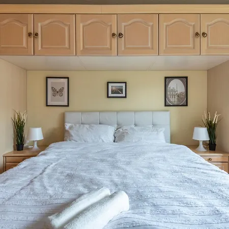 Spacious 3 Bedroom Whitechapel - 9 Mins From Tower Bridge With Free Parking & Garden Holiday home London