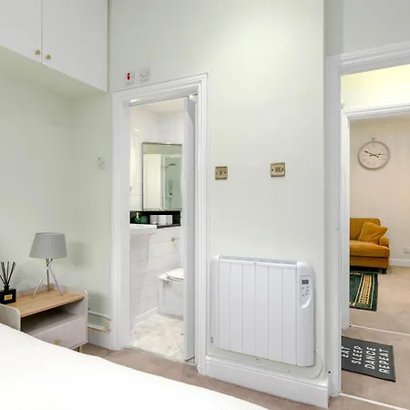 Modern Flat 5 Min To Holland Park! Apartment