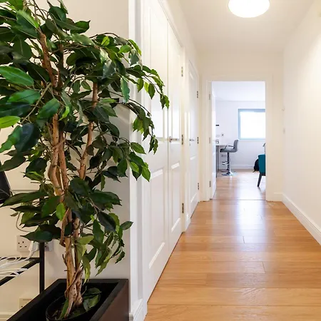 Chic Near Tower Hill With A Gym Apartment