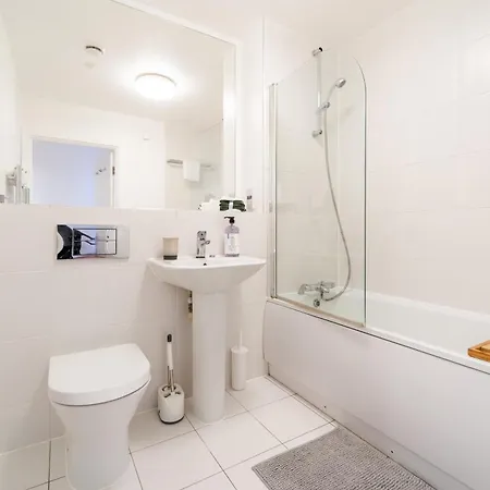 Apartment Chic Near Tower Hill With A Gym *
