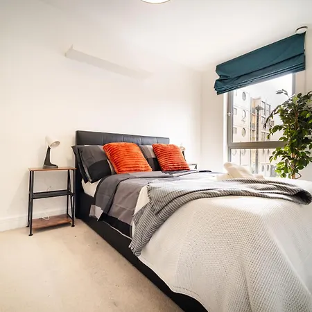 Chic Near Tower Hill With A Gym Apartment *