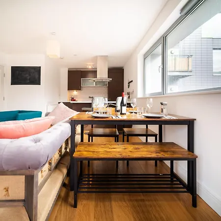Chic Near Tower Hill With A Gym *
