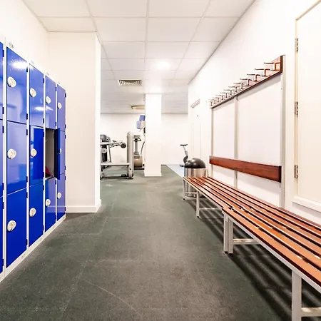 Chic Near Tower Hill With A Gym Apartment