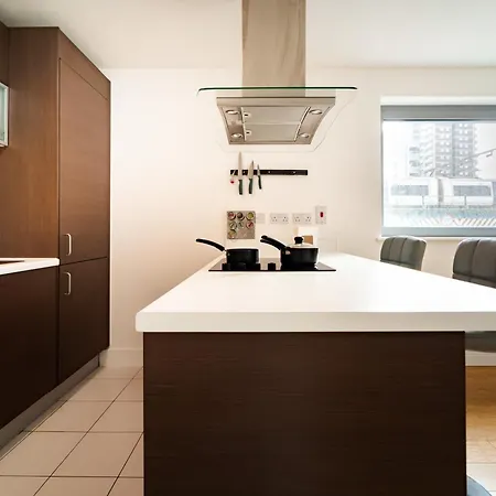 Chic Near Tower Hill With A Gym Apartment *