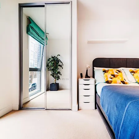 Chic Near Tower Hill With A Gym *