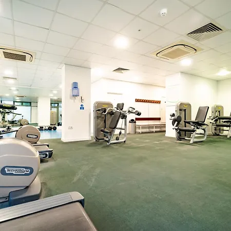 Chic Near Tower Hill With A Gym *