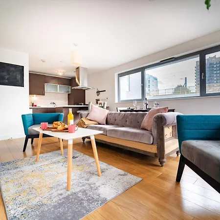 Chic Near Tower Hill With A Gym Apartment