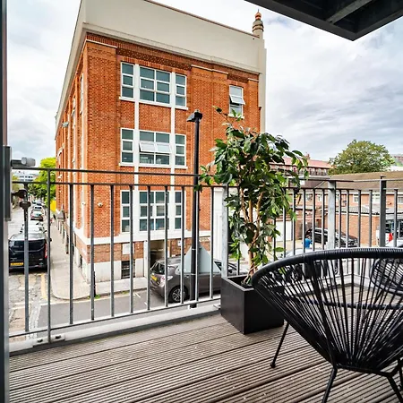 Chic Near Tower Hill With A Gym Apartment *