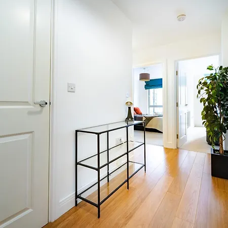 Chic Near Tower Hill With A Gym *