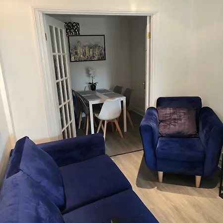 5 Bed For Families Contractors Apartment Enfield