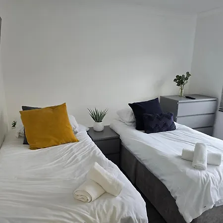 5 Bed For Families Contractors *