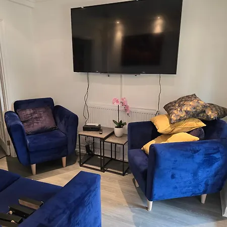 5 Bed For Families Contractors * Enfield
