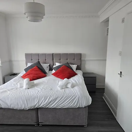 5 Bed For Families Contractors * Enfield