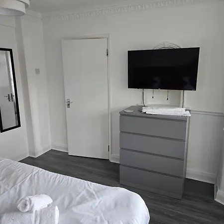 5 Bed For Families Contractors Apartment