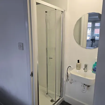 Apartment 5 Bed For Families Contractors