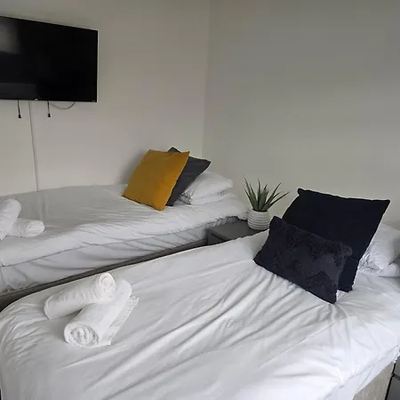 5 Bed For Families Contractors Apartment *