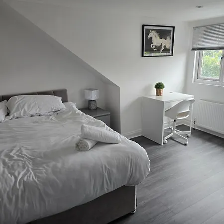 5 Bed For Families Contractors Apartment