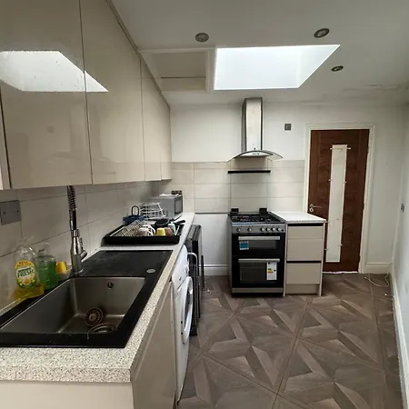 Homestay 43 Lawn Avenue Yiewsley